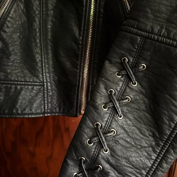 Guess Fitted Leather Jacket with Yellow Gold Details 🖤 Size XL - Picture 2 of 7